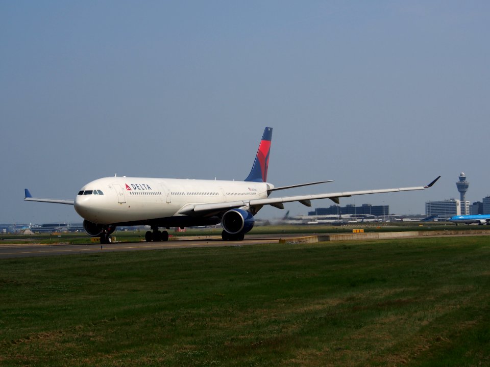 N817NW Delta Air Lines Airbus A330-323X - cn 843 pic2-001