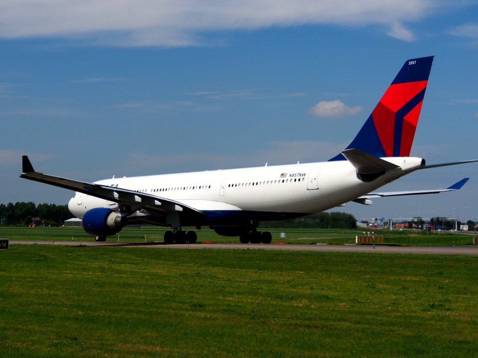 N857NW Delta Air Lines Airbus A330-223 taxiing at Schiphol (AMS - EHAM), The Netherlands, 18may2014, pic-8