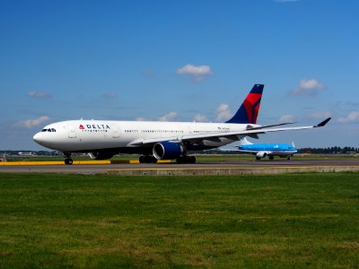 N857NW Delta Air Lines Airbus A330-223 taxiing at Schiphol (AMS - EHAM), The Netherlands, 18may2014, pic-6