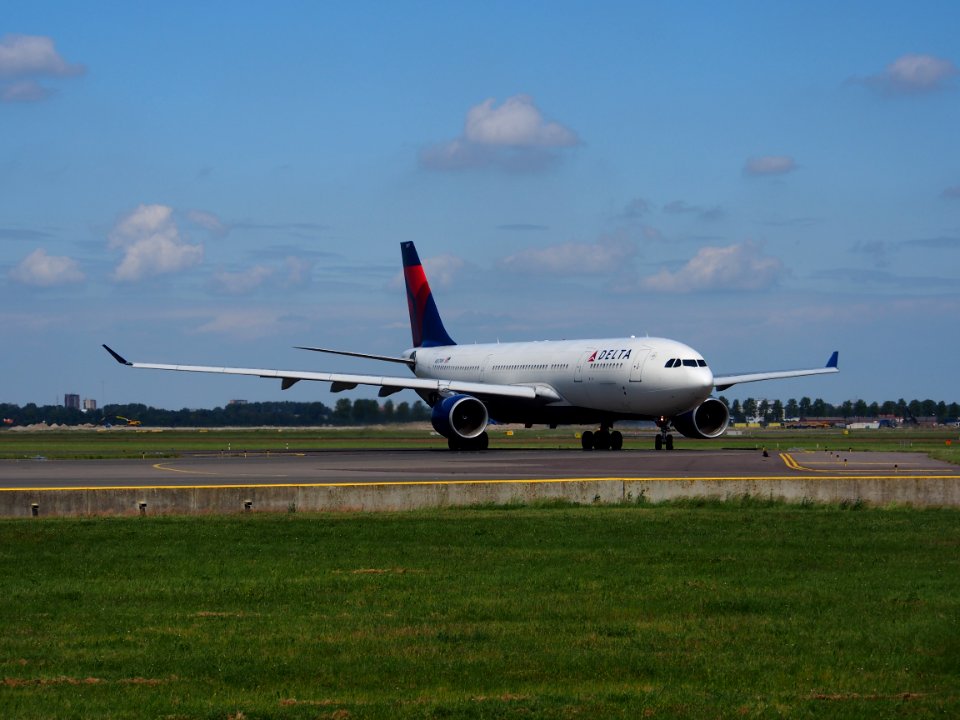 N857NW Delta Air Lines Airbus A330-223 taxiing at Schiphol (AMS - EHAM), The Netherlands, 18may2014, pic-2