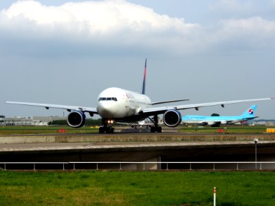 N864DA Delta Air Lines Boeing 777-232(ER) - cn 29736 taxiing 14july2013 pic-001