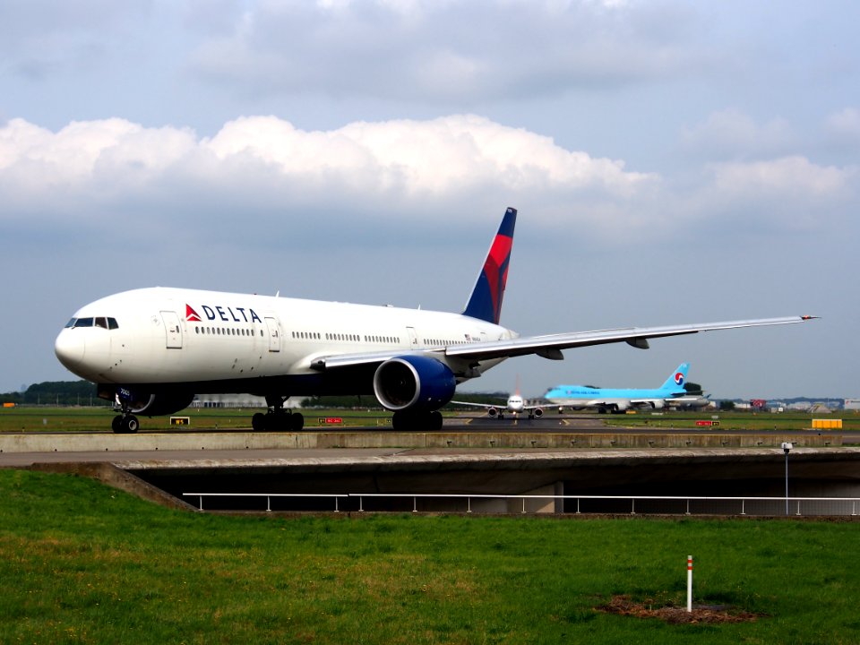 N864DA Delta Air Lines Boeing 777-232(ER) - cn 29736 taxiing 14july2013 pic-002