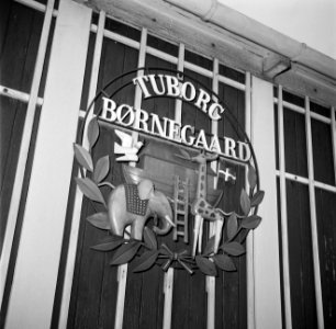 Naambord op het gebouw van het kinderdagverblijf bij de Tuborg brouwerij, Bestanddeelnr 252-9087