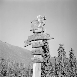 Naambord met wegwijzers in houtsnijwerk bij de wijngaard Graacher Himmelreich, Bestanddeelnr 254-4115