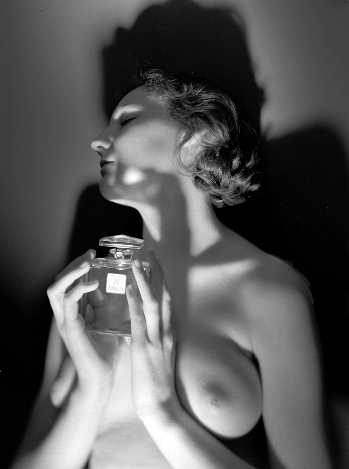 Naaktmodel met parfum N van Lucien Lelong, Bestanddeelnr 191-0486