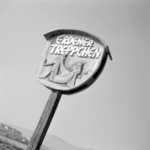 Naambord in houtsnijwerk bij de wijngaard Erdener Treppchen, Bestanddeelnr 254-4112