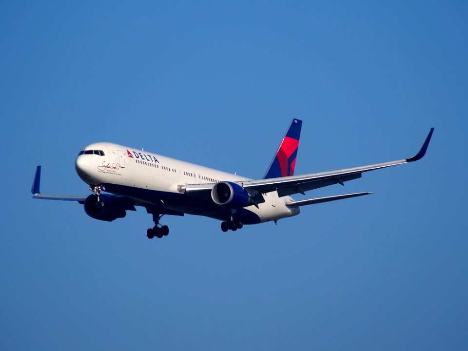 N16065 Delta Air Lines Boeing 767-332(ER)(WL), landing at Schiphol (AMS - EHAM), Netherlands, pic1
