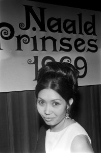 Naaldprinses 1969, mevrouw J. de Wilde uit Hengelo gekozen in Krasnapolsky, Am, Bestanddeelnr 922-4957