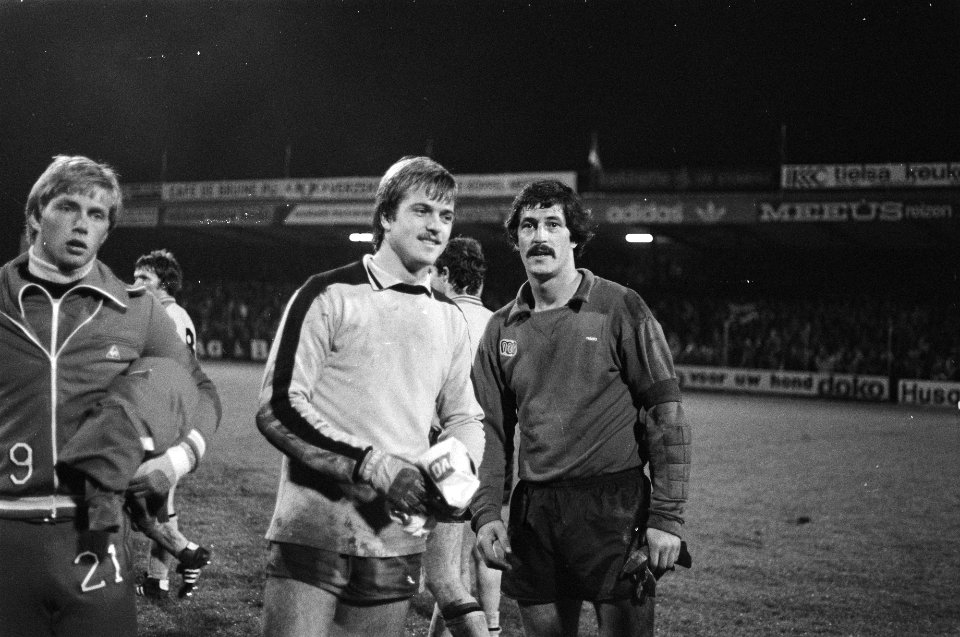NAC tegen Ajax 0-0, reservedoelman Vervoort (l) (Ajax) met NAC-doelman Jan de Jo, Bestanddeelnr 929-3230