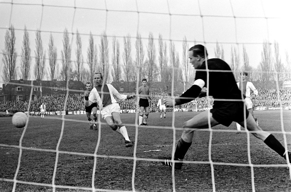NAC tegen AJAX 0-1. Henk Groot scoort voor Ajax, keeper Van der Merwe is geslage, Bestanddeelnr 920-8678