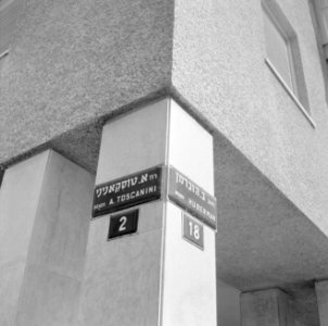 Naamplaat op de hoek van een gebouw, vermoedelijk het Mann auditorium, Bestanddeelnr 255-1732