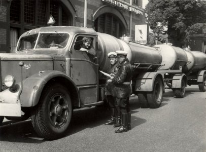 Naar aanleiding van de vele verkeersongevallen vragen agenten aan chauffeurs van vrachtwagens waarom zij door de stad gaan. De meeste chauffeurs vonden de randweg te slecht. Geschonken door , NL-HlmNHA 54010752