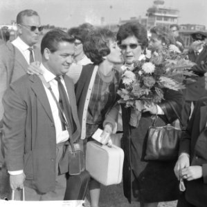 Naar Nieuw-Guinea, papa en dochter nemen afscheid van mevrouw Alberti, Bestanddeelnr 914-3247