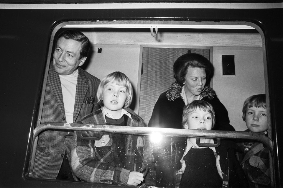 Naar wintersport vertrokken Beatrix en Claus en v.l.n.r. Willem Alexander , Con, Bestanddeelnr 929-5018