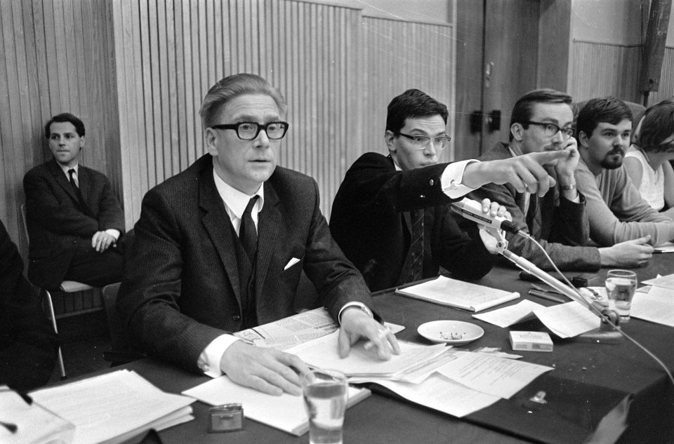 Naast de Minister (links) zit de heer J.K. Wiebenga (voorzitter Raad van Vijftig, Bestanddeelnr 921-6737