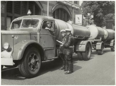 Naar aanleiding van vele verkeersongevallen vragen agenten aan chauffeurs van vrachtwagens waarom zij door de stad gaan. NL-HlmNHA 54004167