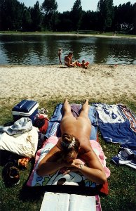 Naaktrecreatie in recreatiepark Spaarnwoude langs de Rijksweg A 9. Aangekocht in 1996 van United Photos de Boer bv. - Negatiefnummer 41613 kc 11. - Gepubliceerd in het Haarlems Dagblad van 05.08.1995
