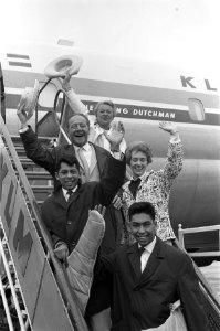Naar Nieuw-Guinea vertrokken onder naar boven Blue Diamonds , Anita Berry , W , Bestanddeelnr 914-2292