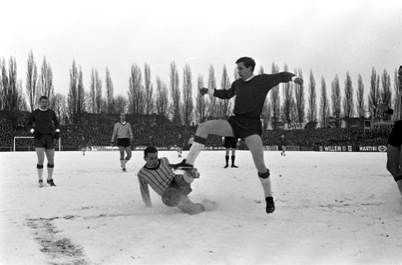 NAC tegen Ajax 0-1, Johan Cruijff in duel met Van Gorp, Bestanddeelnr 919-9541