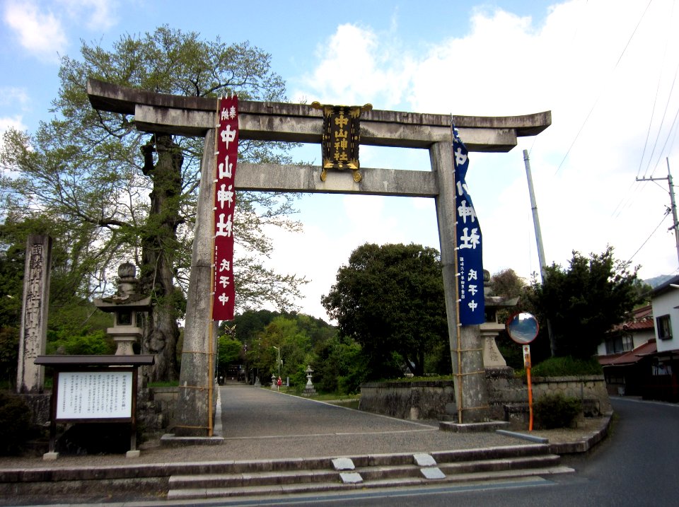 Nakayama-jinja torii