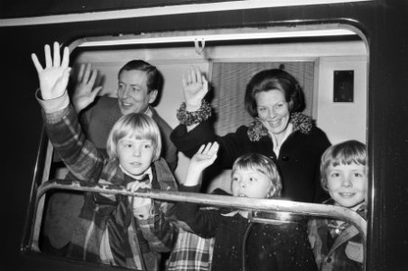 Naar wintersport vertrokken Beatrix en Claus en v.l.n.r. Willem Alexander , Con, Bestanddeelnr 929-5017