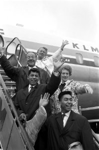 Naar Nieuw-Guinea vertrokken onder naar boven Blue Diamonds , Anita Berry , Wil, Bestanddeelnr 914-2293