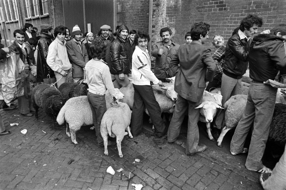 Naar schatting 200.000 Moslims in ons land vierden vanaf zaterdag het offerfeest, Bestanddeelnr 931-0927