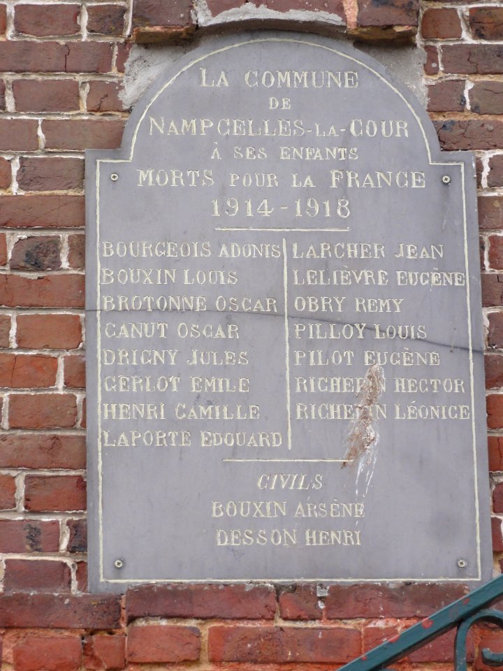 Nampcelles-la-Cour (Aisne) plaque mon. aux morts sur la mairie