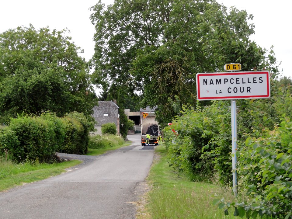 Nampcelles-la-Cour (Aisne) city limit sign