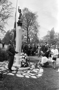 Nabestaanden leggen bloemen bij het 'Monument voor de Verzetsstrijders', Bestanddeelnr 924-5196