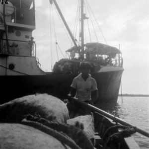 Namlea. Eiland Boeroe. Molukken. Vanaf een klein vrachtschip worden goederen met, Bestanddeelnr 8075