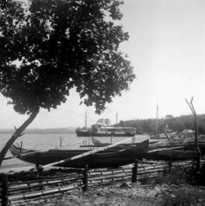 Namlea. eiland Boeroe. Molukken. Zicht op de kleine vrachtboot vanaf het strand., Bestanddeelnr 8083