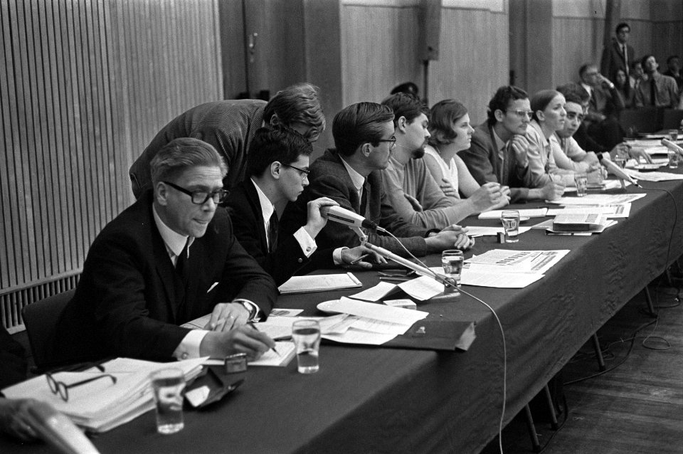 Naast de Minister (links) zit de heer J.K. Wiebenga (voorzitter Raad van Vijftig, Bestanddeelnr 921-6738
