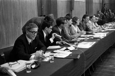 Naast de Minister (links) zit de heer J.K. Wiebenga (voorzitter Raad van Vijftig, Bestanddeelnr 921-6738