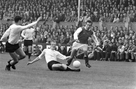 NAC-FC Twente 0-0 Pahlplatz in duel met Jan van Gor (midden), geheel links Ali , Bestanddeelnr 921-7425