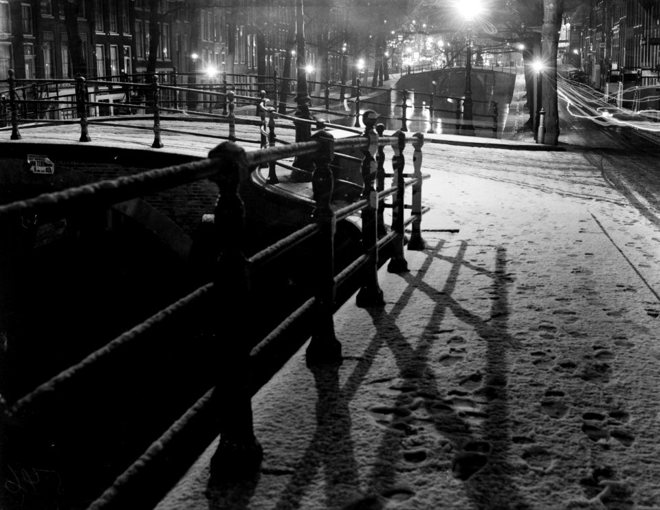 Nachtopname van sneeuw op de Reguliersgracht, Bestanddeelnr 252-0323