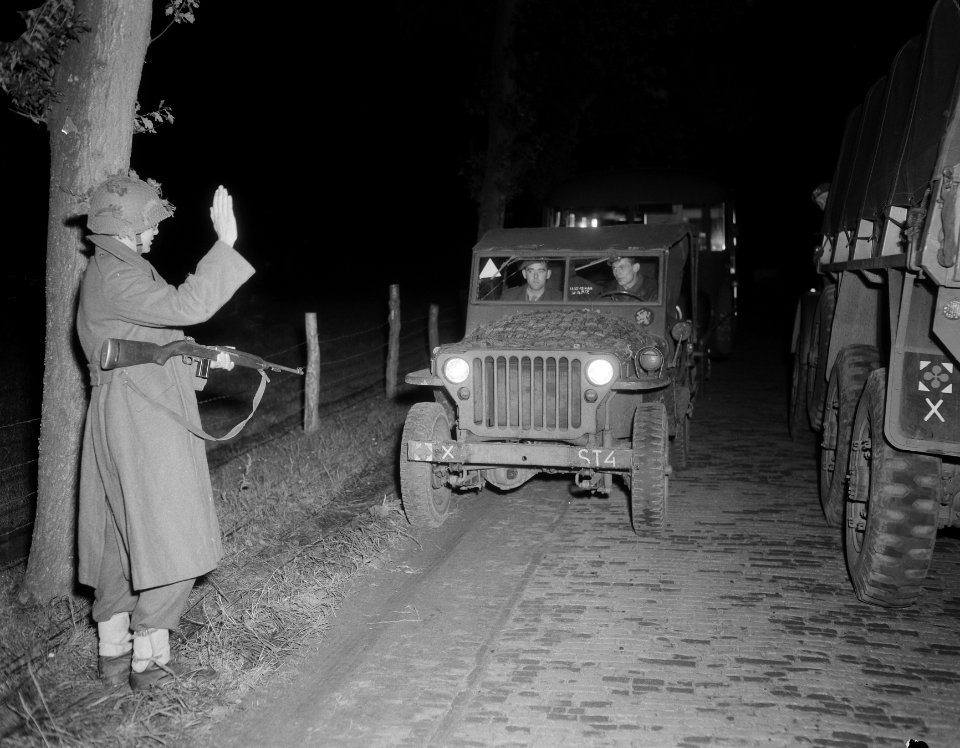 Nachtoefening 41-42-43 R. I. Steenwijk, aanhouding jeep, Bestanddeelnr 906-5957