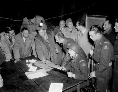 Nachtoefening 41-42-43 R. I. Steenwijk, majoor J. E. Muring uitleg pers, Bestanddeelnr 906-5959