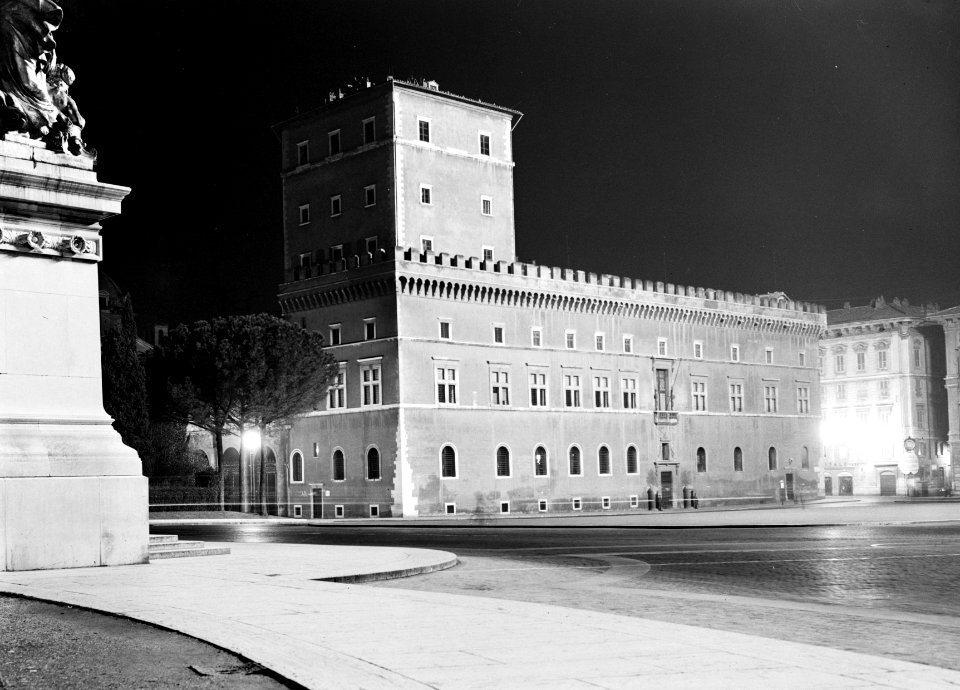 Nachtopname van het Palazzo Venezia aan het Piazza Venezia met links nog een det, Bestanddeelnr 252-1736