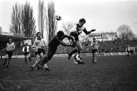 NAC tegen Feijenoord 2-2 Nico Jansen in duel met keeper Jan de Jong, Bestanddeelnr 928-9099