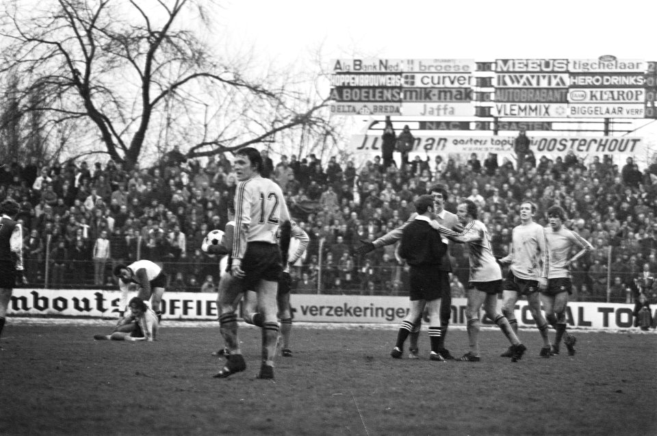NAC tegen Feijenoord 2-2 De Jong en Cruyssen belagen scheidsrechter Keizer na d, Bestanddeelnr 928-3795