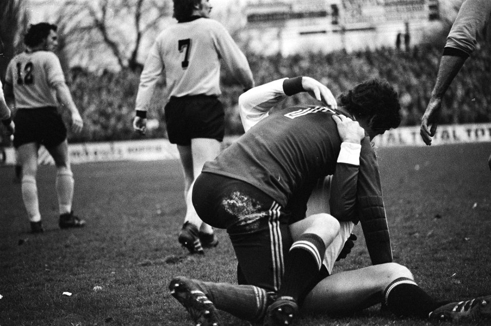 NAC tegen Feijenoord 2-2 Nico Jansen in de clinch met doelman Jan de Jong, Bestanddeelnr 928-9101