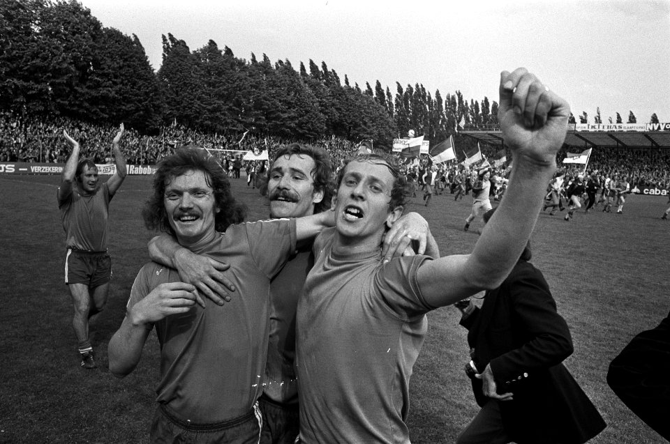 NAC tegen Feyenoord 1-0, vrolijke NAC-spelers na afloop, Bestanddeelnr 927-1875