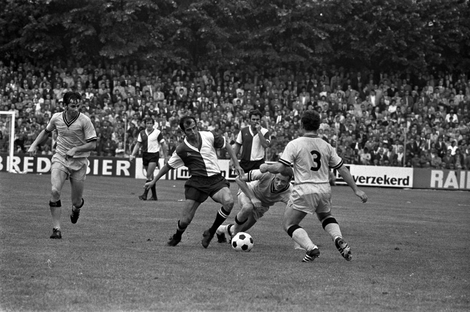NAC tegen Feyenoord 1-2, (l) C. Moulijn in actie, links, Bestanddeelnr 924-8179