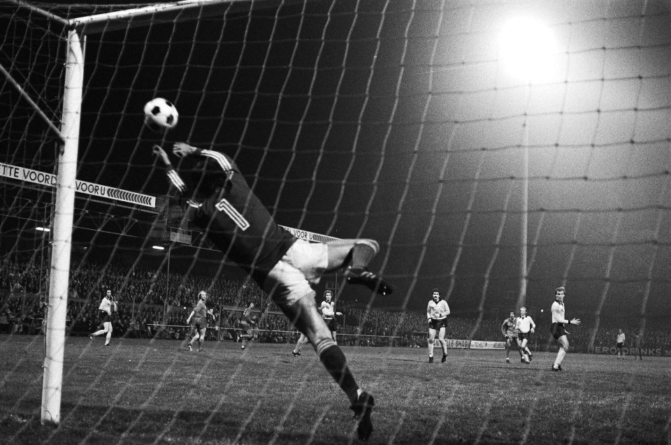 NAC tegen Ajax 10-1 keeper De Jong duikt tevergeefs op bal van Notten (3e van r, Bestanddeelnr 928-8016