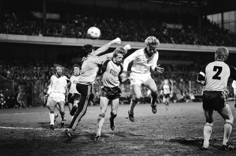 NAC tegen AJAX 0-4. Wim Kieft scoort derde doelpunt, (l.) NAC-keeper Frits van S, Bestanddeelnr 932-1008