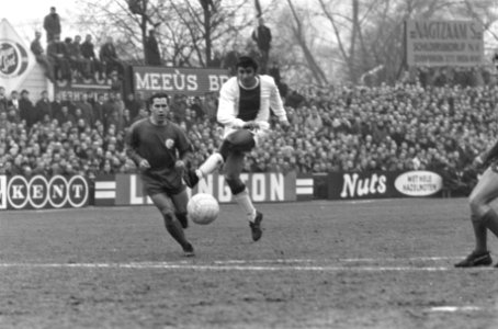 NAC tegen Ajax 0-2 Swart (rechts) in duel met Graauwmans, Bestanddeelnr 922-0083