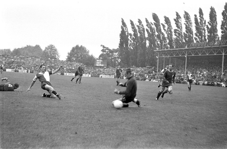 NAC tegen Feyenoord 0-4, Kindvall scoort 2e doelpunt (Feyn) keeper Van de Merwe , Bestanddeelnr 922-7293