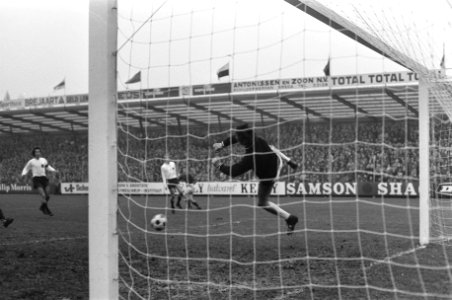NAC tegen Ajax 2-2, KNVB-beker, NAC-keeper De Jong in aktie, Bestanddeelnr 926-0903
