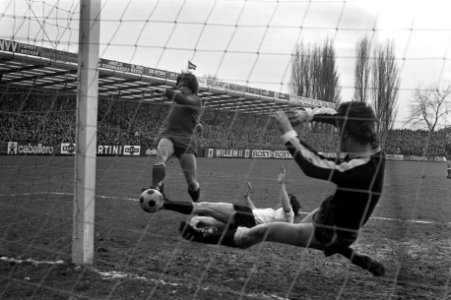 NAC tegen Ajax 2-5, Dick van Dijk scoort 0-3, keeper De Jong is kansloos, Bestanddeelnr 925-3663